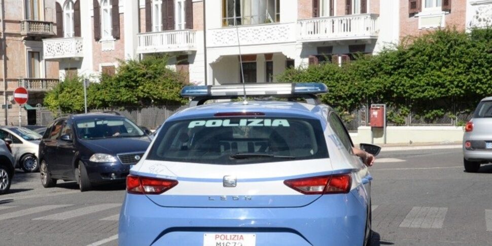 Tenta di rubare in un negozio di Crotone: controlli intensificati per le festività mariane Tenta di rubare in un negozio di Crotone: controlli intensificati per le festività mariane