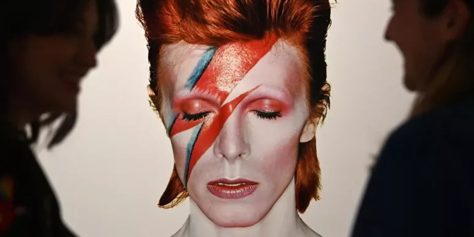 https://assets.gazzettadelsud.it/2024/11/david-bowie-970x485-1730650019.webp