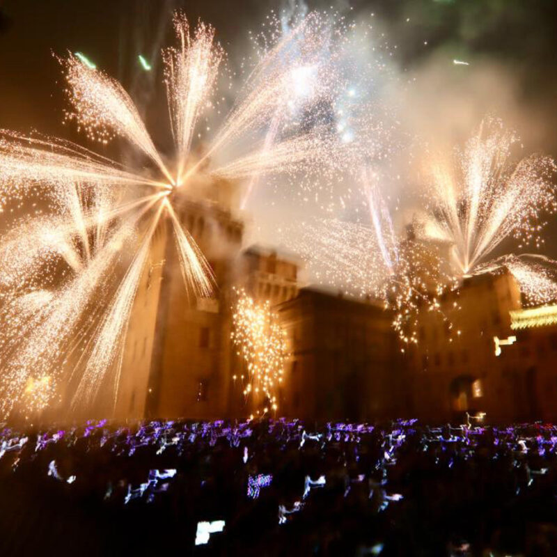 Circa 30mila persone, quindicimila fuochi d'artificio sincronizzati sulle note di un repertorio che ha spaziato dagli 'Two Steps From Hell' fino a Thomas Bergersen, con la sua Ocean Princess. Lo storico spettacolo dell'incendio del Castello, a Ferrara è tornato a salutare il nuovo anno, dopo la pausa della scorsa edizione per il 2021-2022 e dopo quella del 2020-2021 andata in scena in assenza di pubblico.ANSA/UFFICIO STAMPA+++ ANSA PROVIDES ACCESS TO THIS HANDOUT PHOTO TO BE USED SOLELY TO ILLUSTRATE NEWS REPORTING OR COMMENTARY ON THE FACTS OR EVENTS DEPICTED IN THIS IMAGE; NO ARCHIVING; NO LICENSING +++