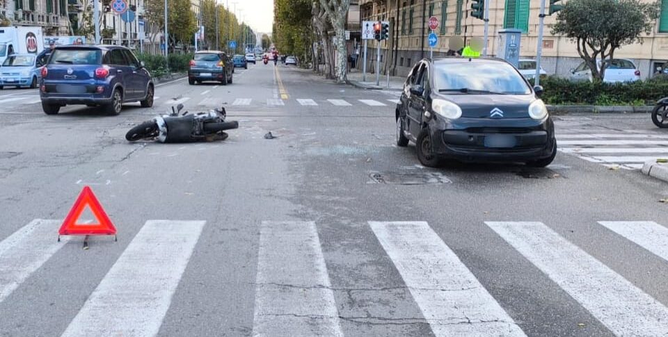 Incubo incidenti stradali a Messina, scontro auto moto in via Garibaldi