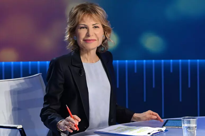 Scompare il borsello mentre fa ginnastica: Lilly Gruber derubata a … Scompare il borsello mentre fa ginnastica: Lilly Gruber derubata a …