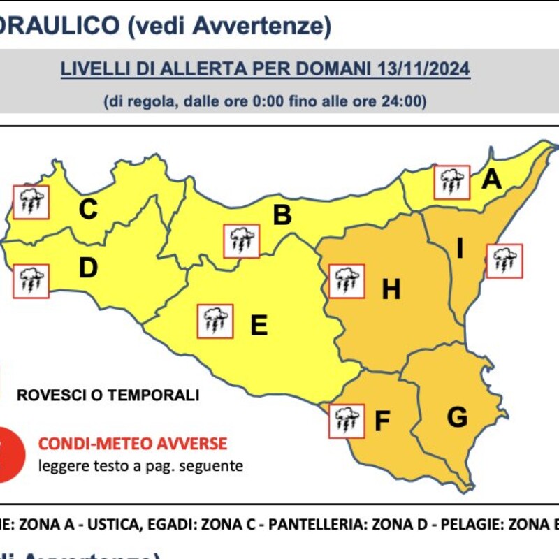 Turisti si riparano dalla pioggia con l'ombrello in piazza Castello, Torino, 29 marzo 2024. ANSA/TINO ROMANO