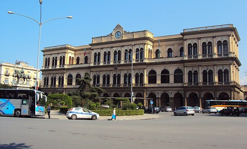 Turista tedesco dimentica zaino sul treno a Palermo, polizia lo ritrova