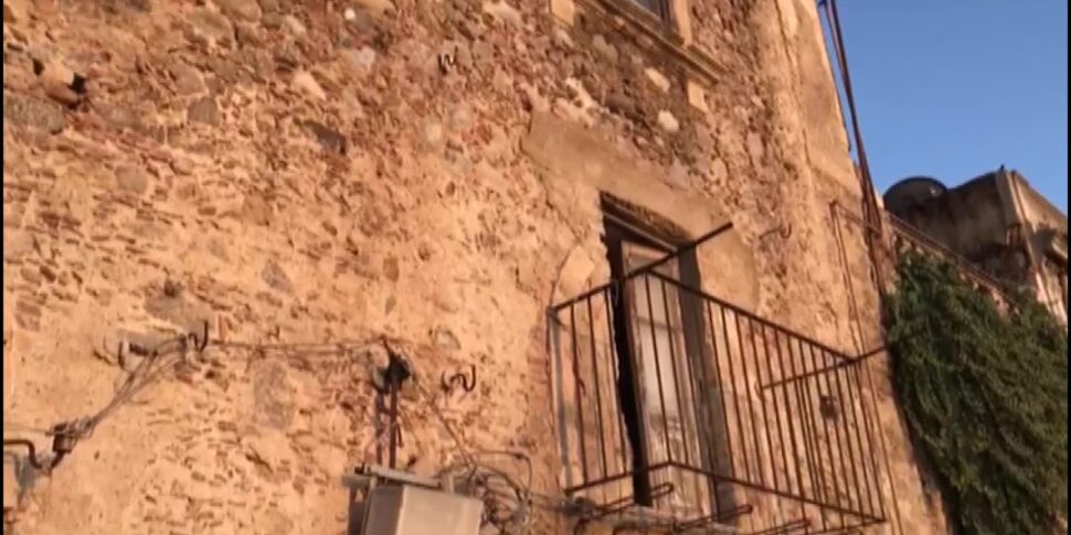 Messina, rifiuti e perdita d'acqua: allarme in viale della Libertà