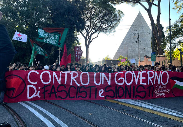 Caos a Torino per il corteo degli studenti, 15 poliziotti feriti. Meloni: "Certa politica non giustifichi la violenza"