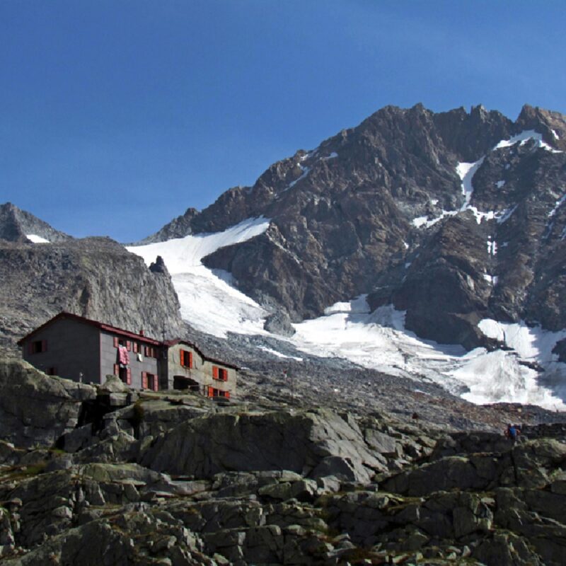 Il Monte Disgrazia con il rifugio Ponti in Val Masina dove ha alloggiato il gruppo degli alpinisti morti, 31 agosto 2014. ANSA / gentile concessione Rifugio Ponti