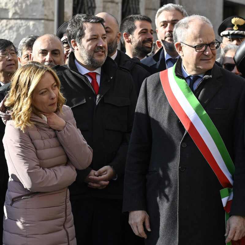 (S-D) Il presidente del Consiglio, Giorgia Meloni, il sindaco di Roma, il ministro delle Infrastrutture e dei Trasporti, Matteo Salvini, Roberto Gualtieri, ed il presidente della Regione Lazio, Francesco Rocca, durante lÕapertura del nuovo sottopasso nel corso dellÕinaugurazione di piazza Pia, Roma, 23 dicembre 2024. ANSA/RICCARDO ANTIMIANI