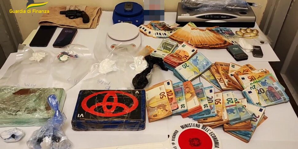 Droga nel Nisseno, sequestrati 2,5 chili di cocaina a Gela: 3 arresti