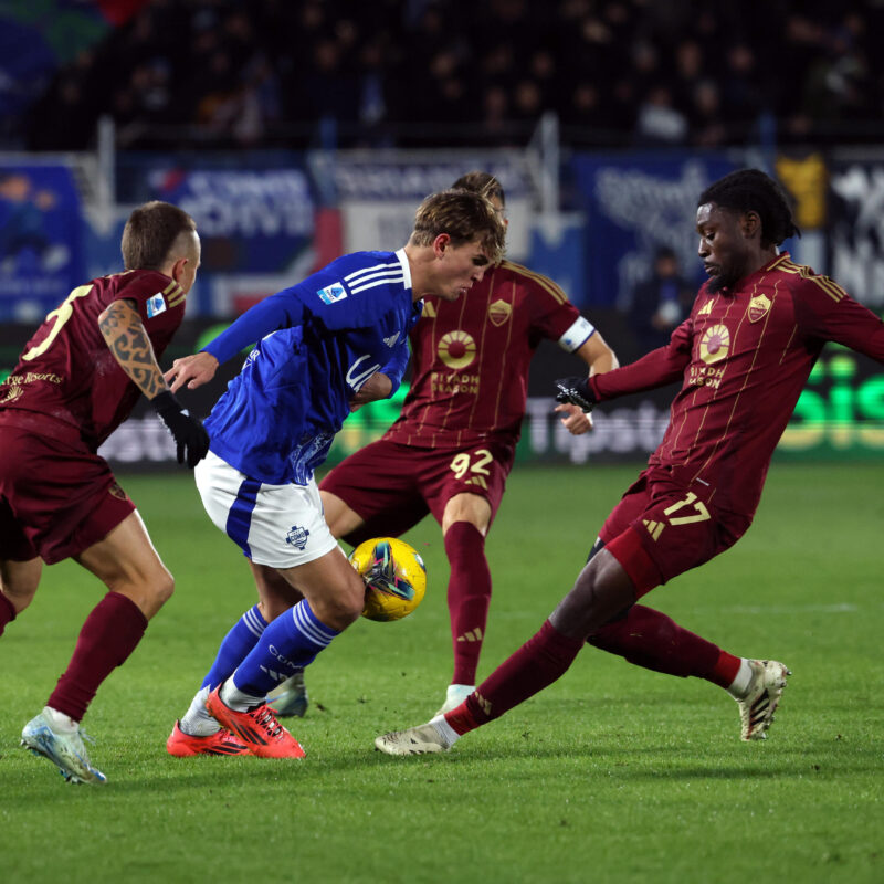 ComoÕs Nico Paz (C) in action during the Italian serie A soccer match between Como and Roma at Giuseppe Sinigaglia stadium in Como, 15 December 2024.ANSA / MATTEO BAZZI