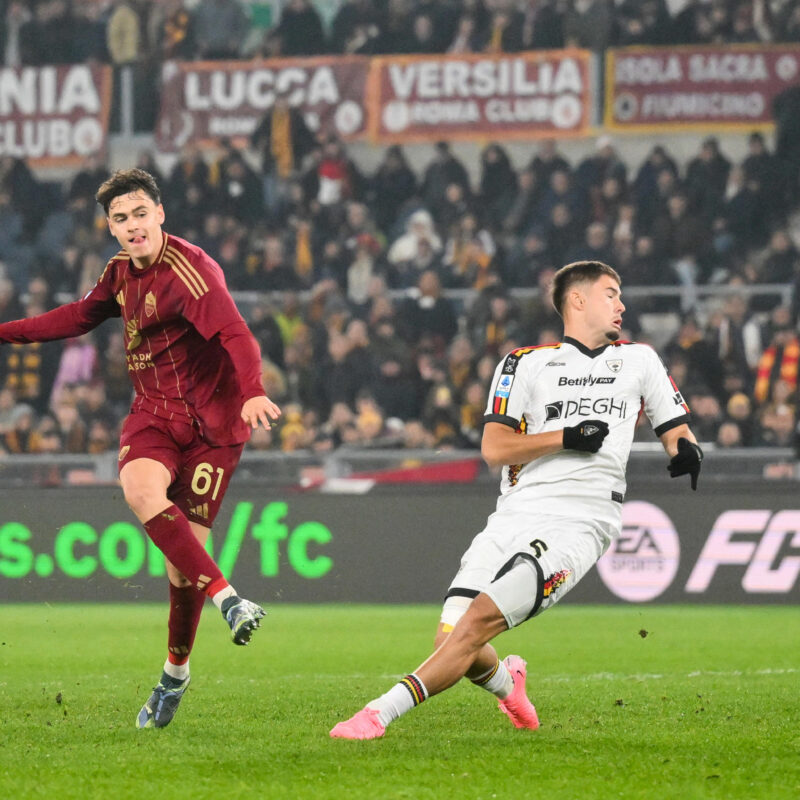 Niccolo' Pisilli of Rome (L) scores the goal during the Italian Serie A soccer match AS Roma vs US Lecce at Olimpico stadium in Rome, Italy, 07 December 2024. ANSA/ALESSANDRO DI MEO