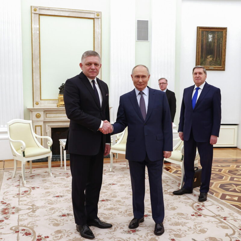 epa11790244 Russian President Vladimir Putin (C) shakes hands with Slovak Prime Minister Robert Fico (L) during their meeting at the Kremlin in Moscow, Russia, 22 December 2024. Fico is on a working visit to Moscow. EPA/ARTYOM GEODAKYAN/SPUTNIK/KREMLIN / POOL