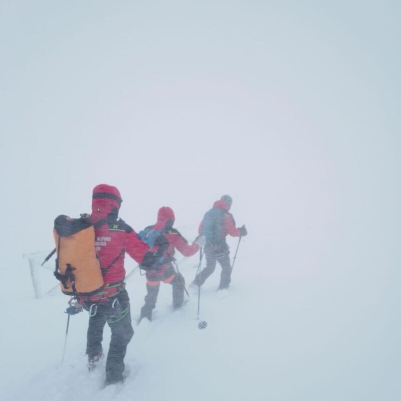 Il Soccorso Alpino ha fatto sapere che alle ore 6:30 una squadra rimasta in quota per tutta la notte in pronta partenza in attesa di un miglioramento delle condizioni meteo, è partita alla volta del Rifugio Duca degli Abruzzi per poi tentare un nuovo avvicinamento verso i due alpinisti emiliani bloccati da ieri in un canalone sul Gran Sasso, 23 Dicembre 2024. ANSA/US SOCCORSO ALPINO