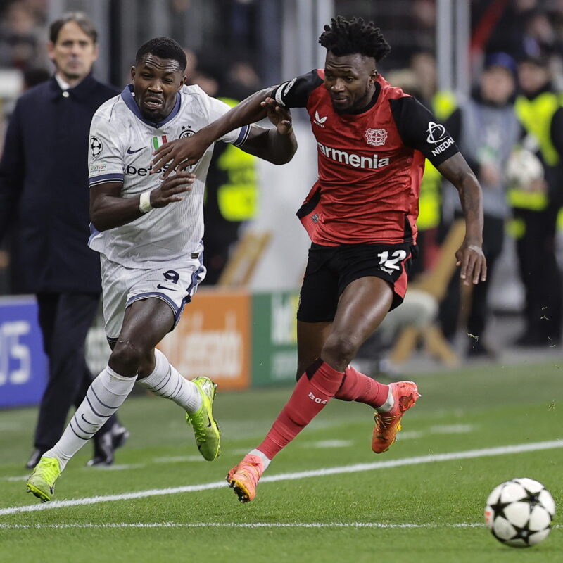 epa11769406 Marcus Thuram of Inter (L) in action against Edmond Tapsoba of Leverkusen during the UEFA Champions League match between Bayer Leverkusen and Inter Milan in Leverkusen, Germany, 10 December 2024. EPA/RONALD WITTEK