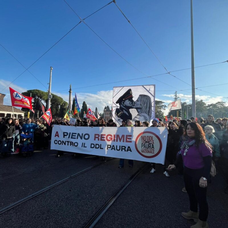 Gli esponenti della Rete no ddl sicurezza, che hanno organizzato il corteo arrivato ora all'altezza di piazza Galeno a Roma, 14 Dicembre 2024. NASA/GIULIA MARRAZZO