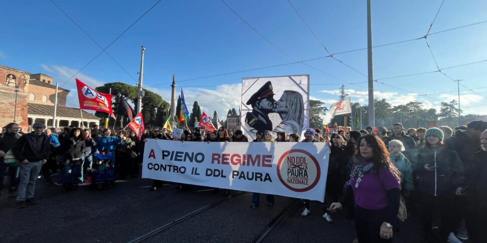 Ddl sicurezza: corteo a Roma, "siamo 100mila". Petardi contro Carrefour, danneggiata vetrina