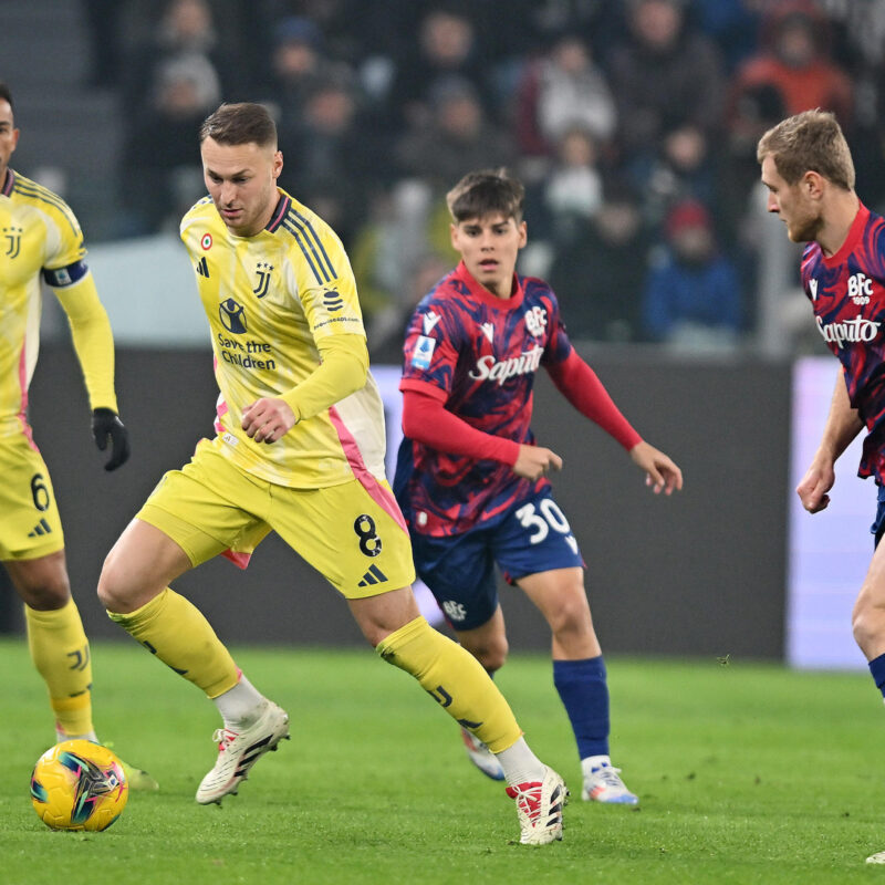 Juventus' Tein Koopmeiners and Bologna's Tommaso Pobega in action during the italian Serie A soccer match Juventus FC vs Bologna FC at the Allianz Stadium in Turin, Italy, 7 december 2024 ANSA/ALESSANDRO DI MARCO