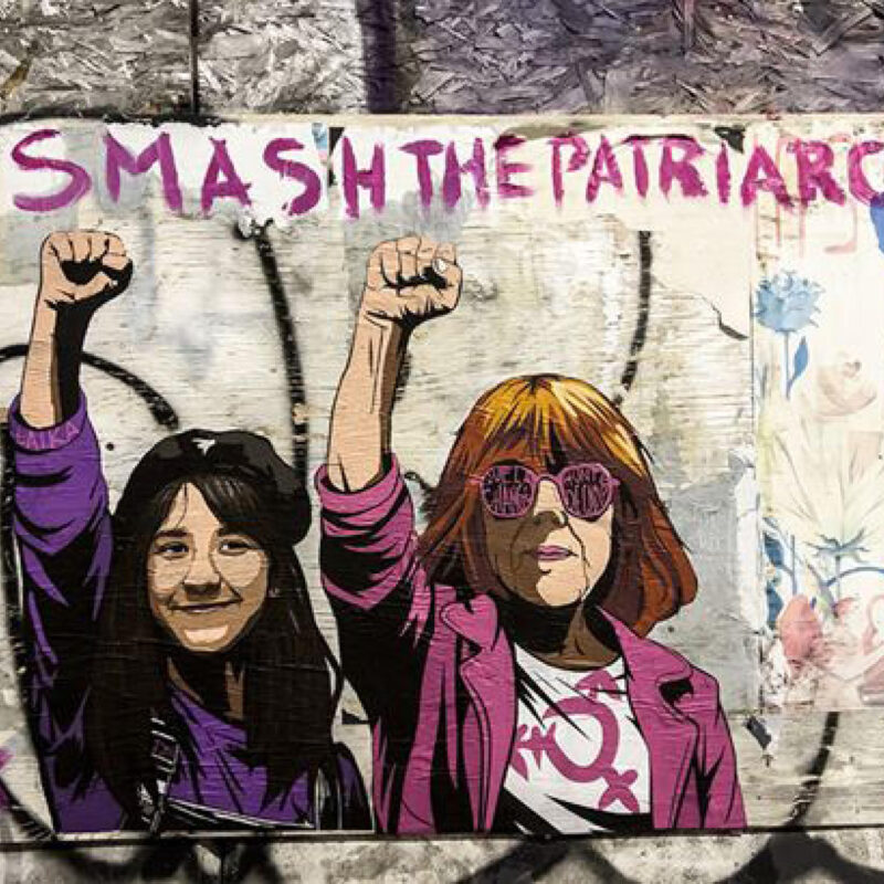 A due giorni dalla Giornata internazionale per l'eliminazione della violenza contro le donne, a Milano, in viale Tunisia angolo via Lecco, è apparsa una nuova opera della street artist Laika dal titolo 'Smash the patriarchy', 23 novembre 2024. L'immagine raffigura Giulia Cecchettin, vittima di femminicidio per mano dell'ex fidanzato, e Gisele Pelicot, sopravvissuta a uno stupro perpetrato in Francia da suo marito insieme a decine di altri uomini. Entrambe sono ritratte con il pugno alzato, simbolo universale di resistenza e lotta. Sopra le due donne c'è scritto 'smash the patriarchy - distruggi il patriarcato'.ANSA/UFFICIO STAMPA+++ ANSA PROVIDES ACCESS TO THIS HANDOUT PHOTO TO BE USED SOLELY TO ILLUSTRATE NEWS REPORTING OR COMMENTARY ON THE FACTS OR EVENTS DEPICTED IN THIS IMAGE; NO ARCHIVING; NO LICENSING +++ NPK +++