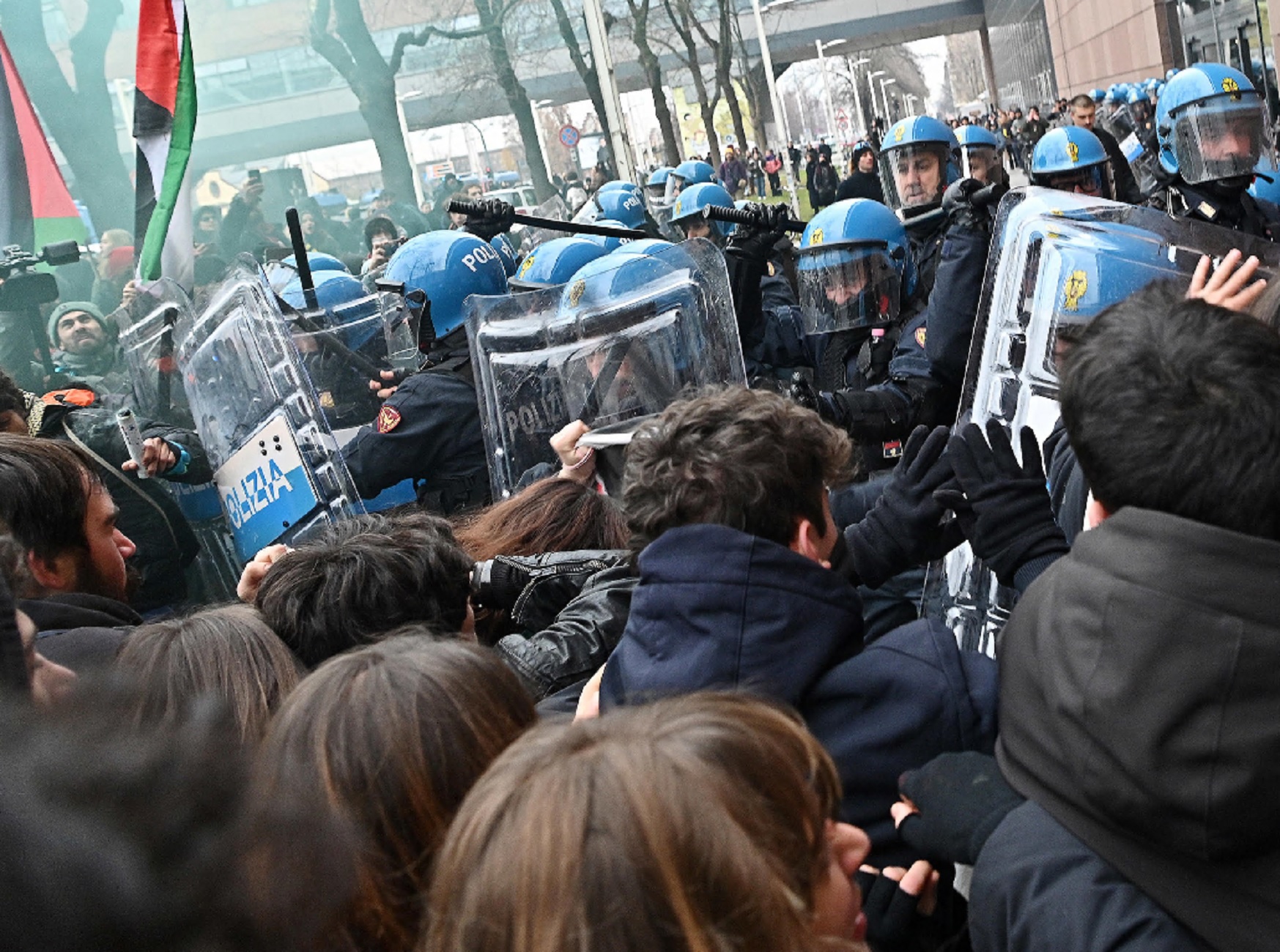 Torino, scontri tra studenti e polizia davanti al Politecnico duran… Torino, scontri tra studenti e polizia davanti al Politecnico duran…