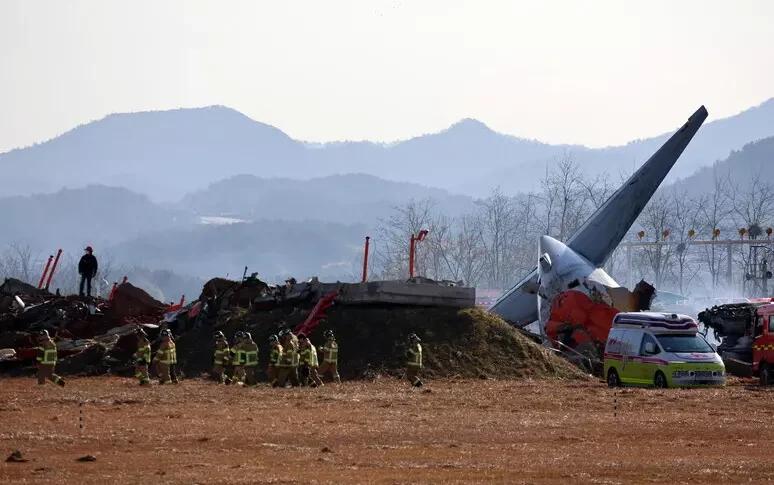 Corea sotto choc, aereo si schianta contro un muro e prende fuoco durante l