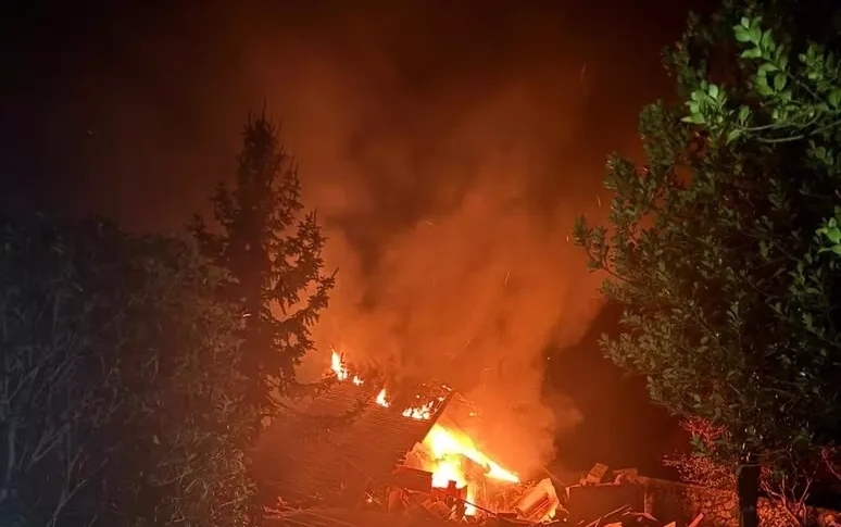 Esplosione notturna in una villetta nel Lecchese, crolla un