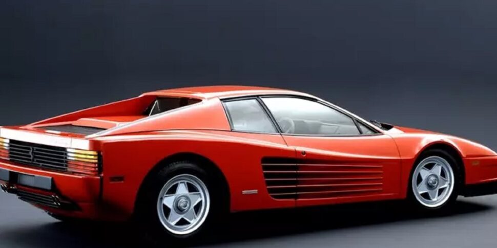 Dopo 32 anni "Babbo Natale" gli restituisce la Ferrari Testarossa: imprenditore ne torna in possesso dopo la disavventura con un pagatore