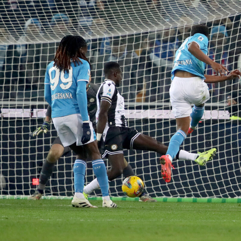 Napolis David Neres (R) scores the goal during the Italian Serie A soccer match Udinese Calcio vs SSC Napoli at the Friuli - Bluenergy Stadium in Udine, Italy, 14 December 2024. ANSA / GABRIELE MENIS