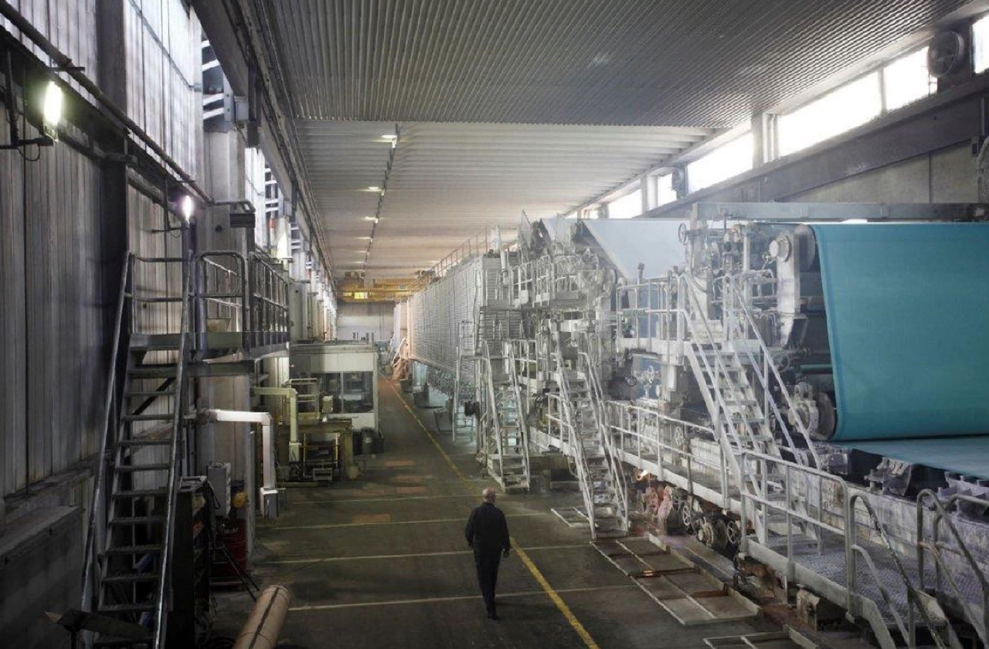 A Fabriano prodotta l'ultima bobina di carta, spenta la storic… A Fabriano prodotta l'ultima bobina di carta, spenta la storic…