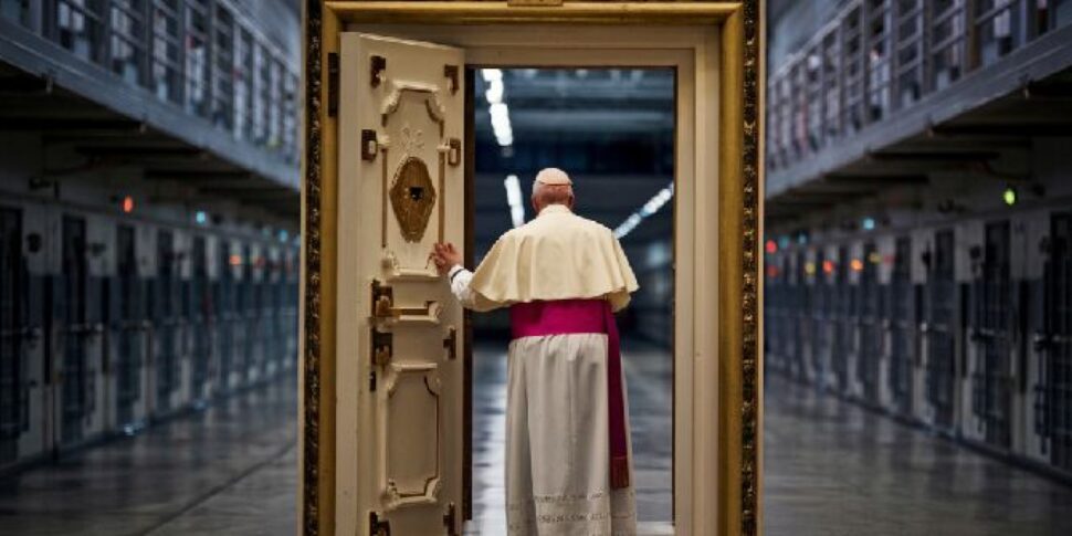 Papa Francesco apre la Porta Santa al carcere di Rebibbia