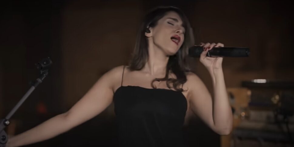 La cantante iraniana Parastoo Ahmadi sfida il divieto e si esibisce senza velo: denunciata. Il video è virale