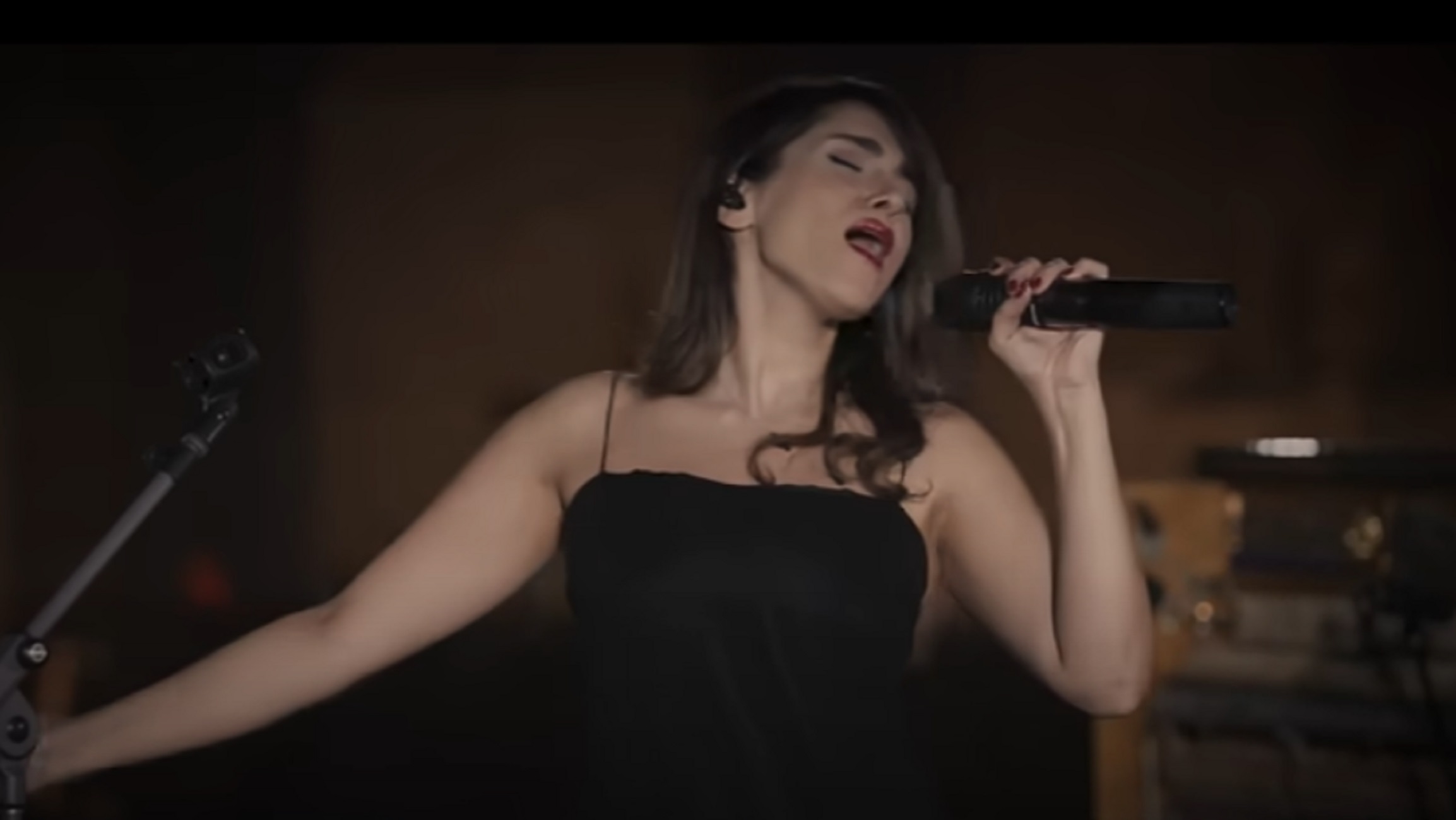 La cantante iraniana Parastoo Ahmadi sfida il divieto e si esibisce… La cantante iraniana Parastoo Ahmadi sfida il divieto e si esibisce…