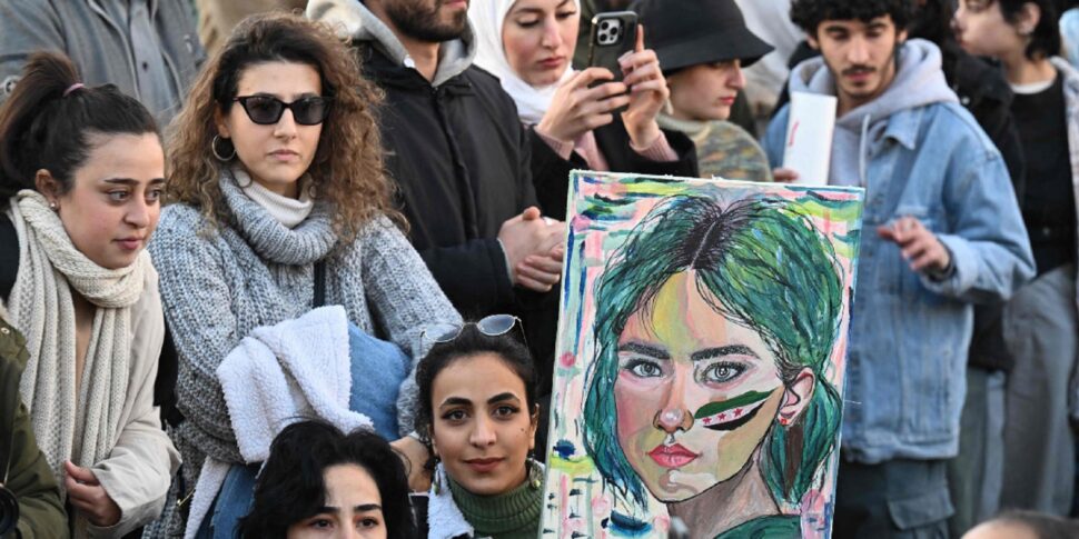 Siria, folla in piazza a Damasco manifesta per la democrazia e i diritti delle donne