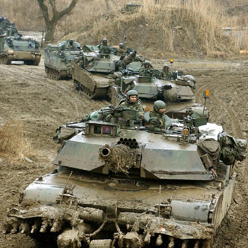 KIM02 - 20030306 - PAJU, REPUBLIC OF KOREA : A US M-1 tank equipped with a mine breaker leads other tanks 06 March 2003 during a drill in Paju near the inter-Korean border. US and South Korean troops began major war games 04 March to deter North Korea's military threats. ANSA KIM JAE-HWAN jhk/ta DEF COREA: SOLDATI USA