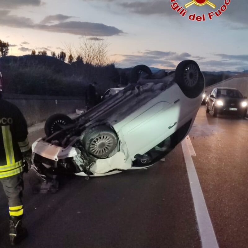 Crotone, auto si capovolge dopo uno scontro con un altro mezzo sulla SS107: due feriti