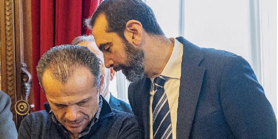 Conferenza stampa di fuoco del sub commissario Scurria sulle case di Contesse comprate all'asta. La controreplica del sindaco Basile