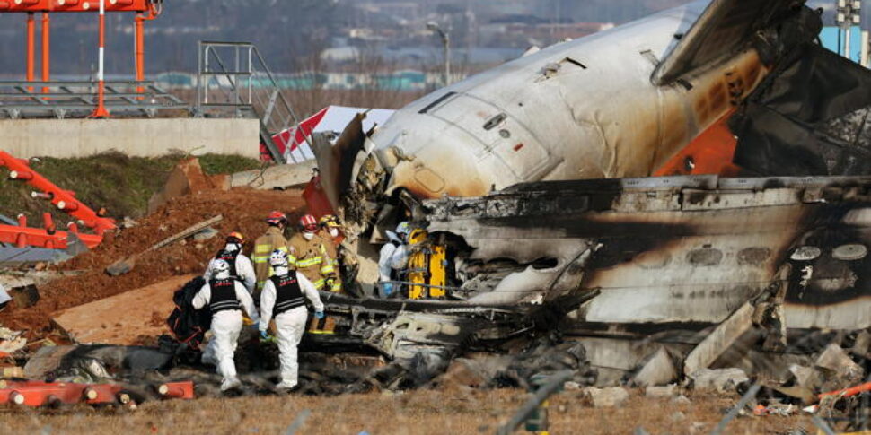 Corea sotto choc, aereo si schianta contro un muro e prende fuoco durante l