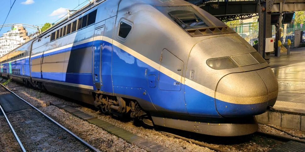 Macchinista si suicida saltando dal treno in corsa. Tragico Natale in Francia e traffico ferroviario in tilt