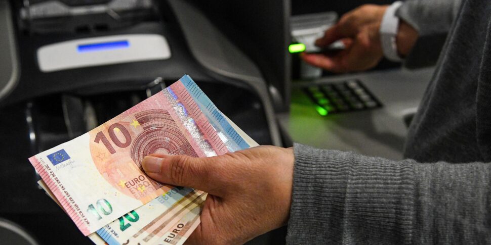 Sempre meno sportelli bancari in Italia. Sono oltre 3400 i comuni senza senza filiali: tra le regioni più colpite c Sempre meno sportelli bancari in Italia. Sono oltre 3400 i comuni senza senza filiali: tra le regioni più colpite c
