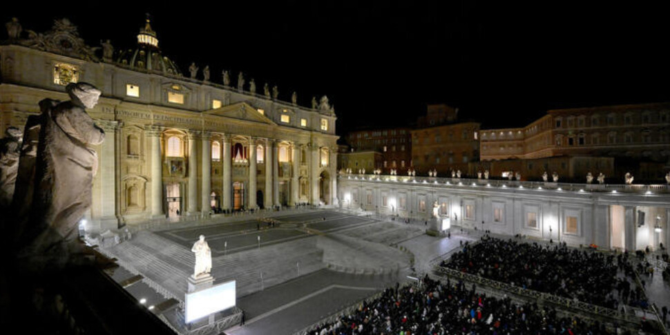 Parte il Giubileo, al via la celebrazione in Vaticano. Papa Francesco: "Con la Porta Santa entriamo nella vita nuova"