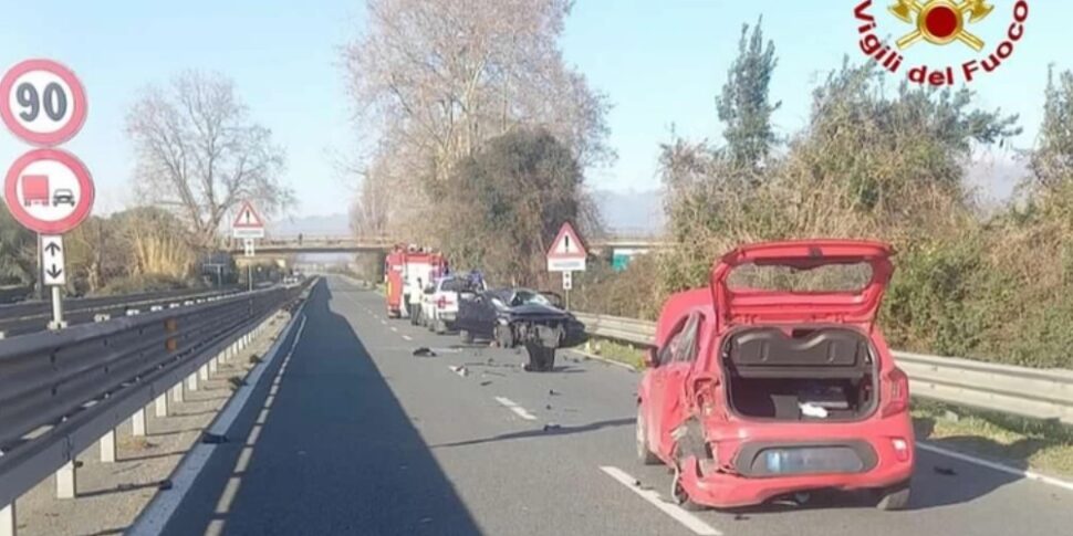 Scontro tra due auto sull