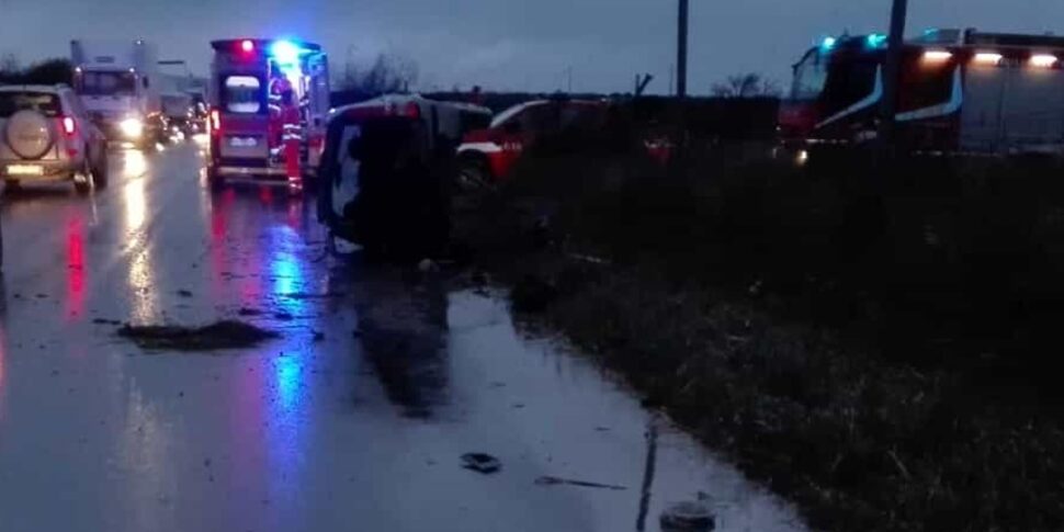 Auto contro ambulanza, un morto e 5 feriti