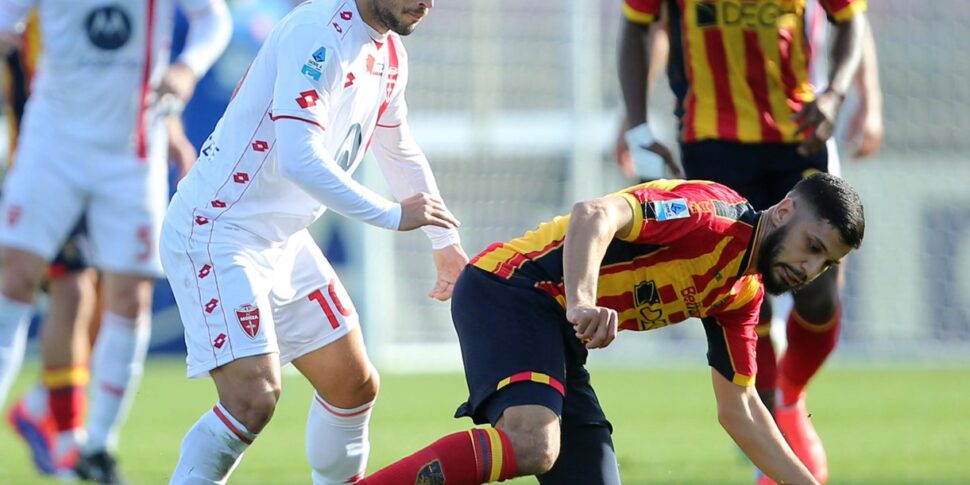 Il Lecce batte il Monza 2 1: i salentini agganciano la Roma a quota 16 punti