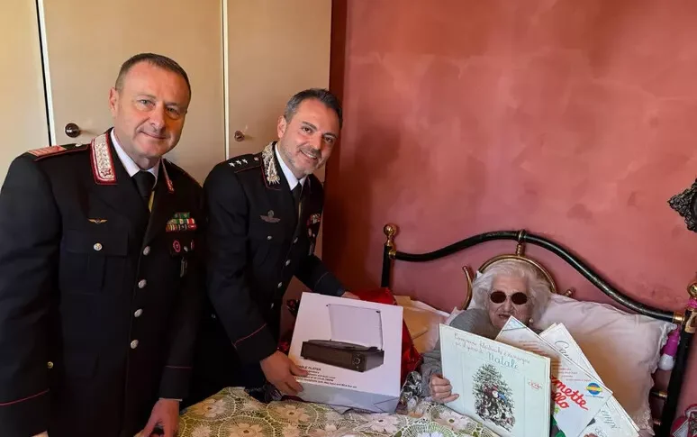 Anziana sola a Natale, i carabinieri vanno a trovarla e le regalano dischi in vinile