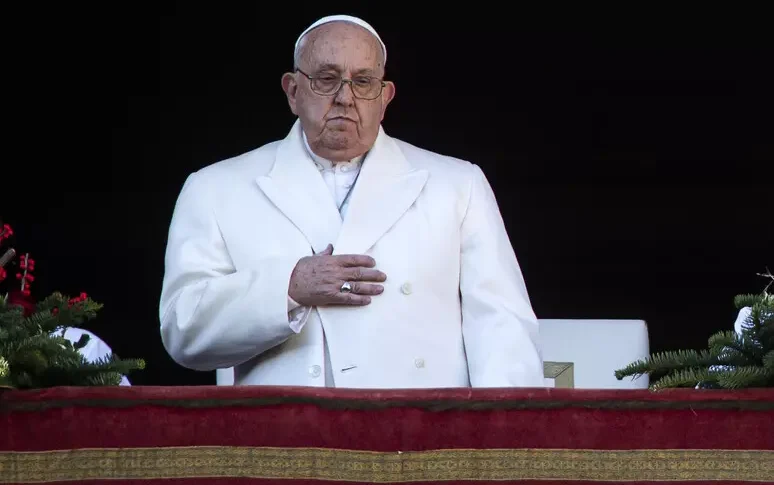 l isis turco voleva uccidere papa francesco in un attentato a trieste nell estate del 2024 il mistero della pistola in un trolley alla stazione