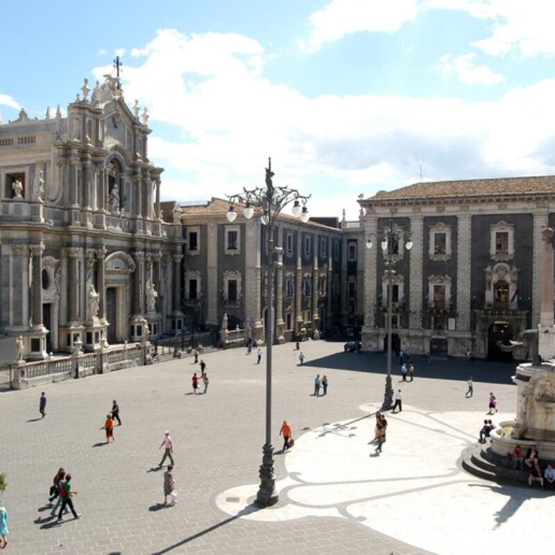 Carabinieri Catania, pattuglia in moto in piazza Duomo davanti la Cattedrale