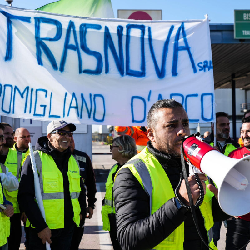 Un centinaio di lavoratori di Trasnova, azienda che opera nel settore della logistica e dei trasporti, davanti allo stabilimento Stellantis di Pomigliano d'Arco (Napoli), per protestare contro il mancato rinnovo della commessa da parte del colosso automobilistico, che scade il prossimo 31 dicembre, 2 dicembre 2024. ANSA / CESARE ABBATE