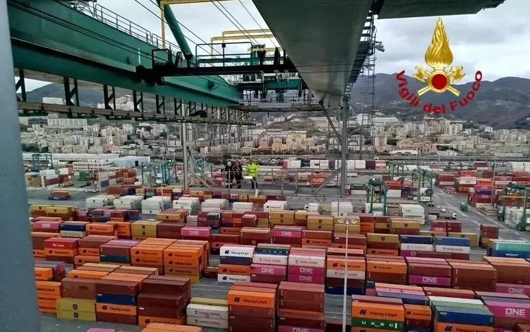 Travolto da una ralla mentre controllava un container: morto operaio al porto di Genova