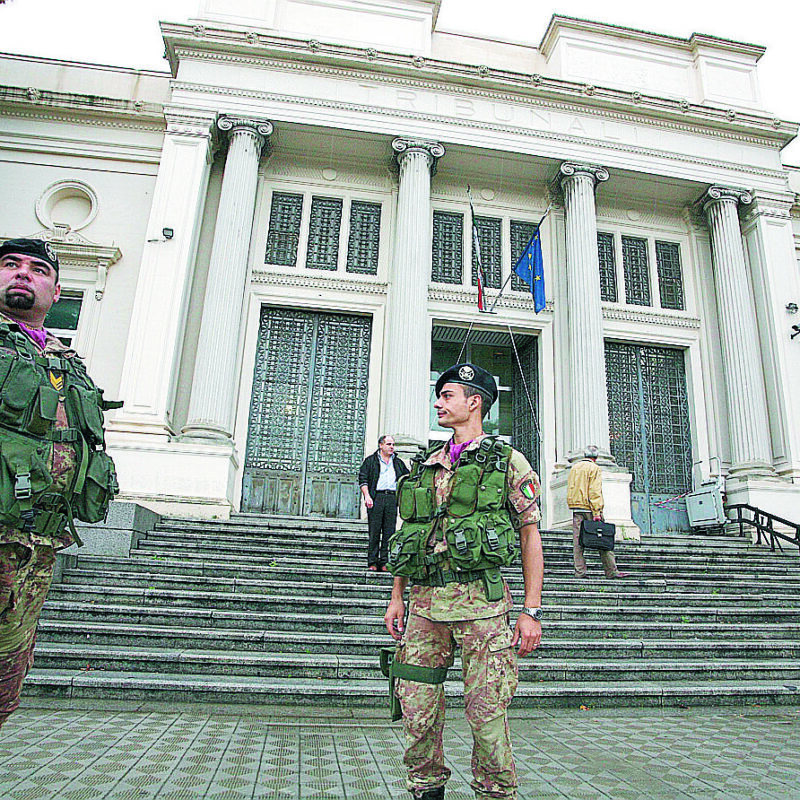 I militari del 1? Reggimento Bersaglieri di Cosenza davanti il Tribunale, stamani 18 ottobre 2010 a Reggio Calabria.ANSA/FRANCO CUFARI