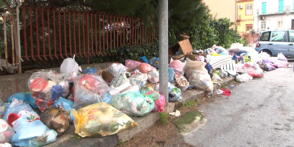 Messina, la spazzatura regna sovrana nelle adiacenze dell'isolato 13 di Viale Giostra