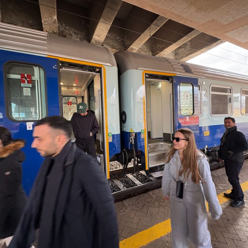 Contro il caro voli: il treno Sicilia Express è arrivato sull'Isola. Un centinaio gli studenti e i lavoratori scesi a Messina FOTO | VIDEO