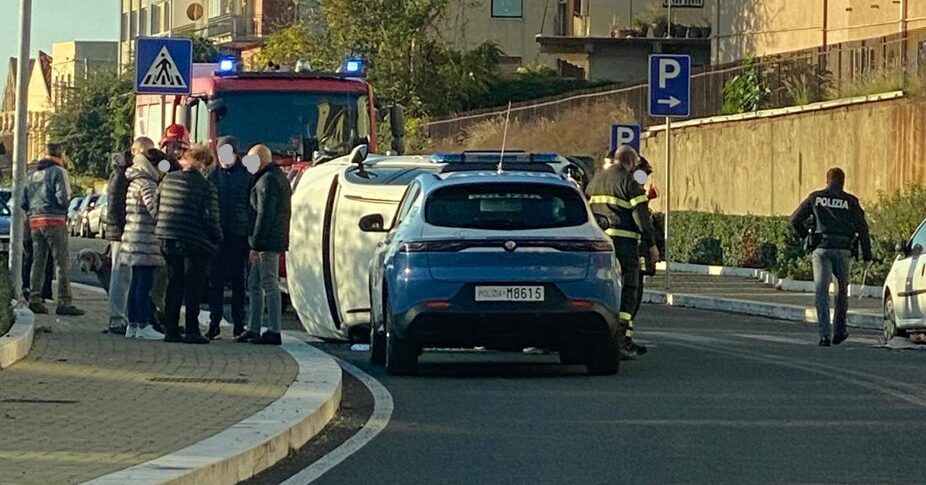 Messina: parcheggi selvaggi in via Don Blasco, si ribalta un auto. Ferito il conducente